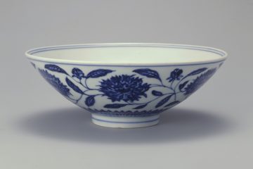 青花唐草文鉢 大明宣徳年製銘 景徳鎮官窯 | 公益財団法人 五島美術館