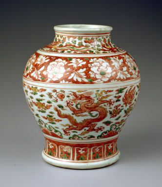 五彩雲龍文壺(中国)