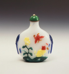 白地多彩猫花蝶文鼻煙壺(中国)