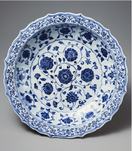 青花唐草文輪花皿